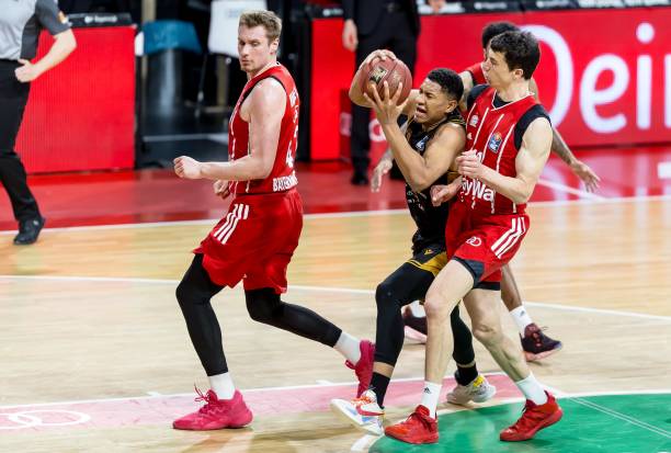 包含一年的 包含一年的